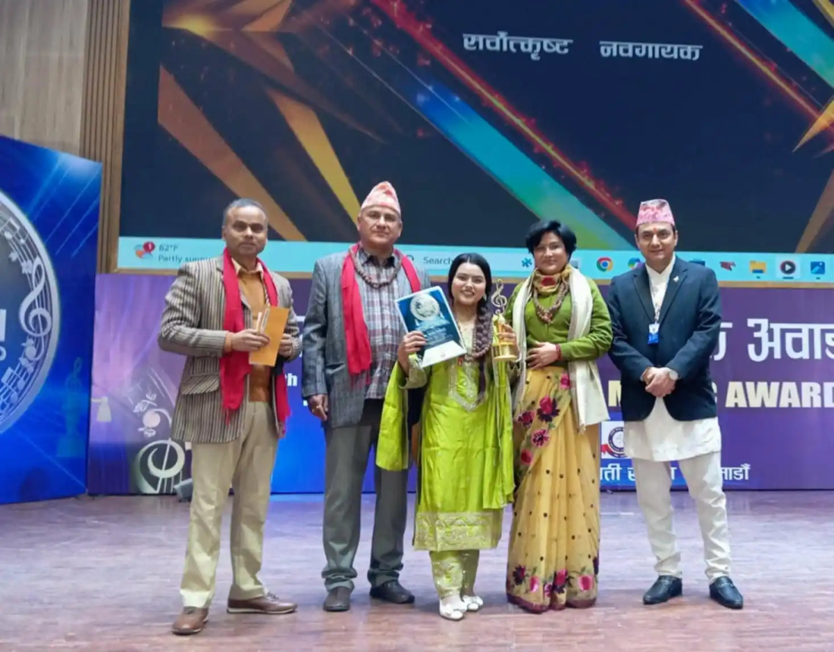 रेखा पोखरेलले जितिन् उत्कृष्ट नवगायिकाको अवार्ड