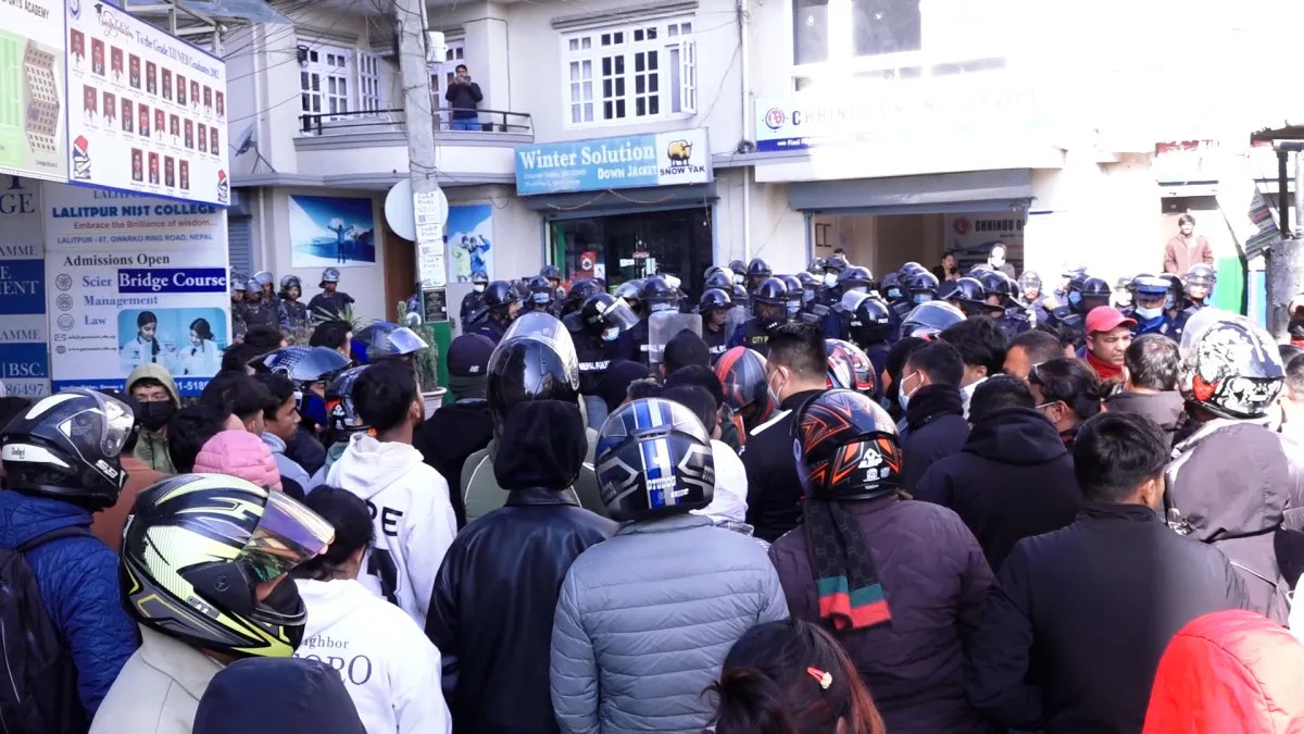 इपीएस शाखामा सेवा ढिलाइको विरोधमा युवाको प्रदर्शन