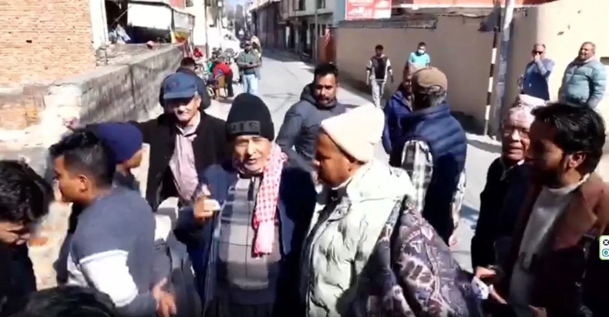 विशेष महाधिवेशनको माग गर्दै कांग्रेस कार्यकर्ताद्वारा सानेपा घेराउ
