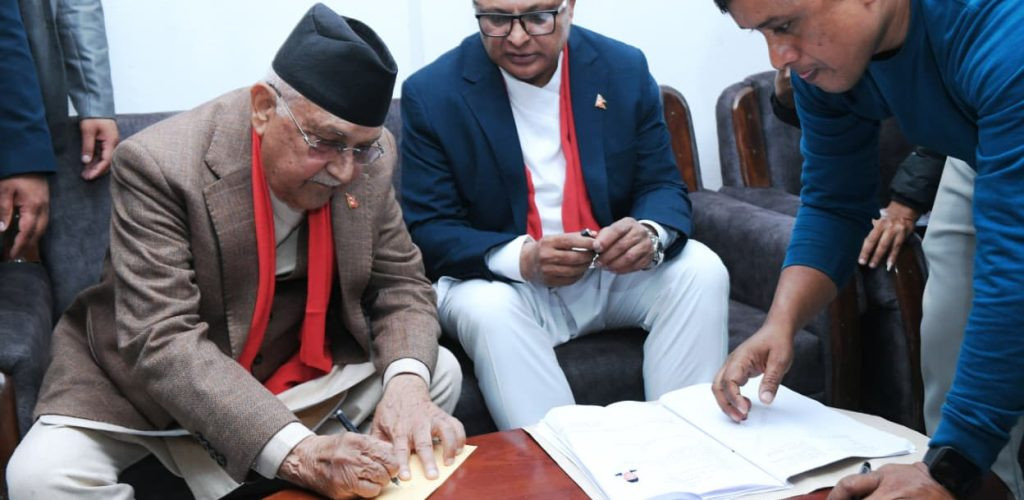 अध्यक्ष ओलीले झापा–५ बाट उम्मेदवारी दर्ता गरे