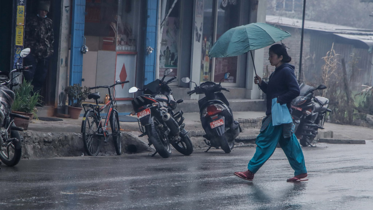 आकाशमा बादल–अध्यारोले ढाक्यो काठमाडौं