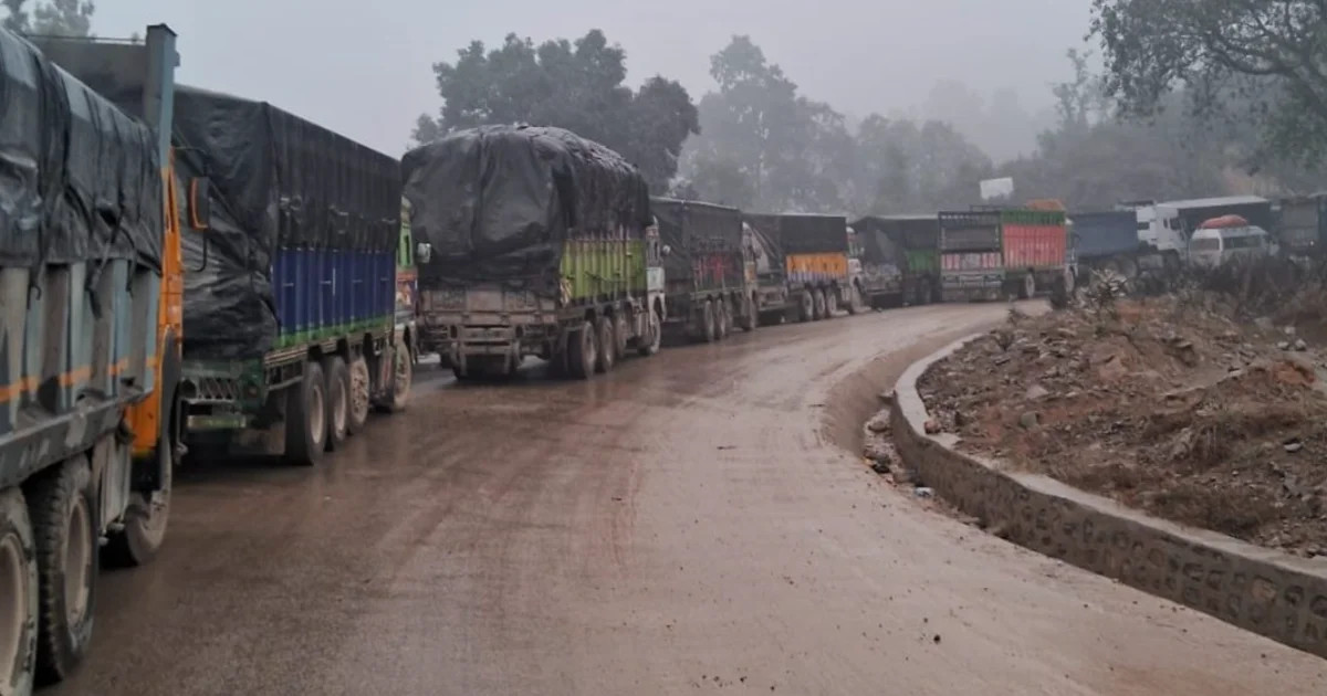 बुटवल–नारायणगढ सडक: वर्षा र चिप्लो सडकका कारण यातायात रोकियो