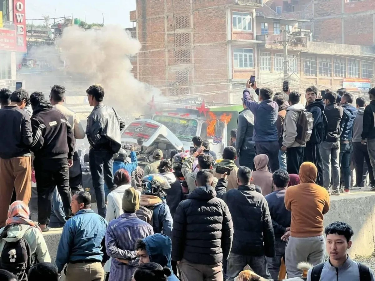बनेपामा टिपर ठक्कर: एक जनाको मृत्यु, स्थानीयले टिपरमा आगजनी