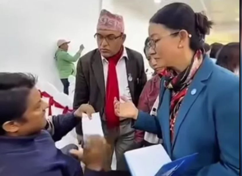 सहकारी पीडितले पोखरामा रास्वपा उम्मेदवारलाई ८० हजार रुपैयाँको विद्यालय बिल बुझाए