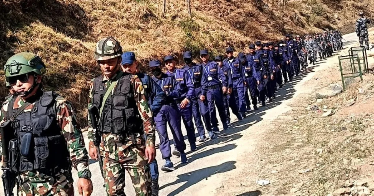 निर्वाचनका कर्मचारी र सुरक्षाकर्मी सोमबार अपराह्नसम्म मतदान केन्द्रमा पुग्ने