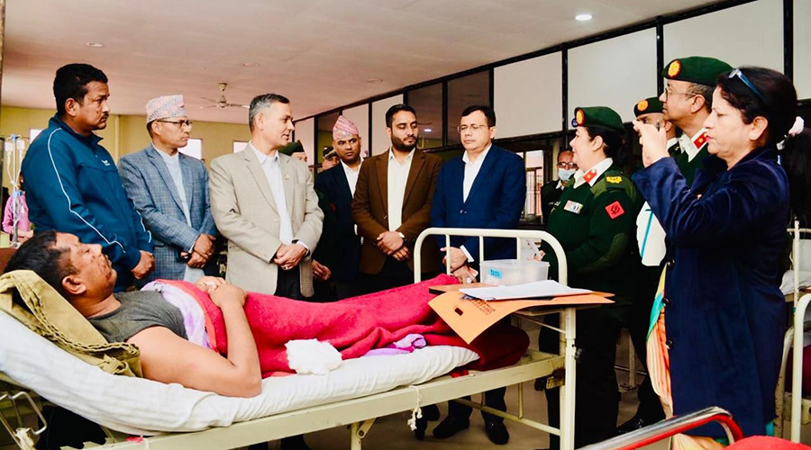 रामेछाप बस दुर्घटनाका घाइतेलाई गृहमन्त्रीद्वारा भेट, उपचारमा कमी नआउने प्रतिबद्धता