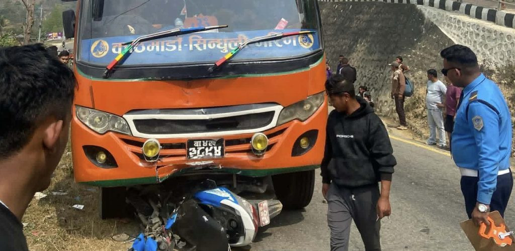 सिन्धुलीमा बसले स्कुटर ठक्कर दिँदा चालकको मृत्यु