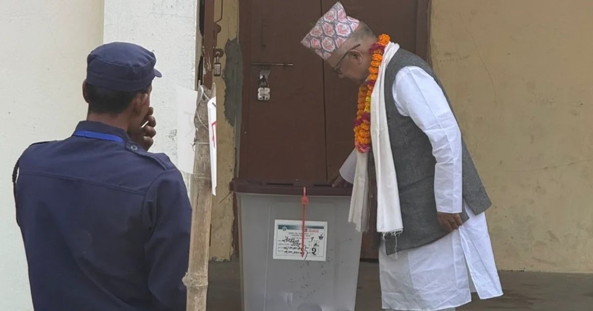नेकपा सहसंयोजक माधवकुमार नेपालले गौरमा मतदान गरे