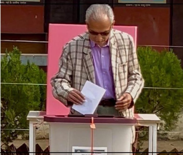 पूर्वप्रधानमन्त्री बाबुराम भट्टराईले गोरखामा मतदान गरे