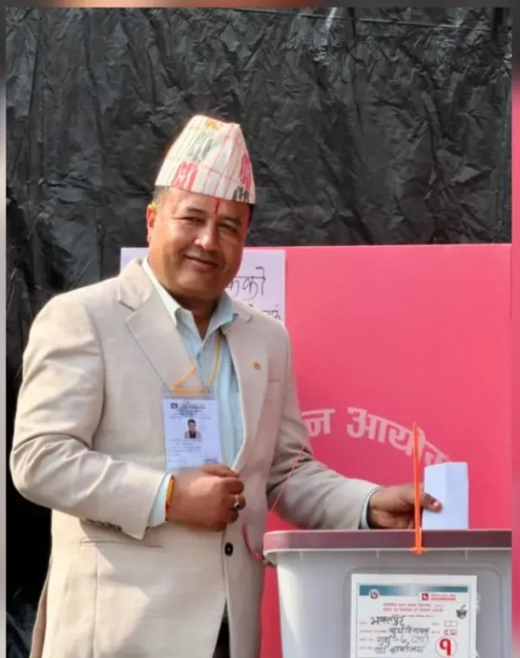 नेकपा एमाले नेता महेश बस्नेतले भक्तपुरमा मतदान गरे