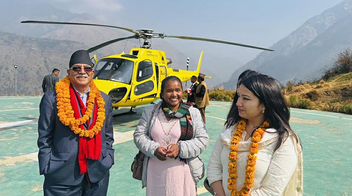 प्रचण्डले चितवनमा मतदान गरेपछि हेलिकप्टरमार्फत रुकुमपूर्व प्रस्थान