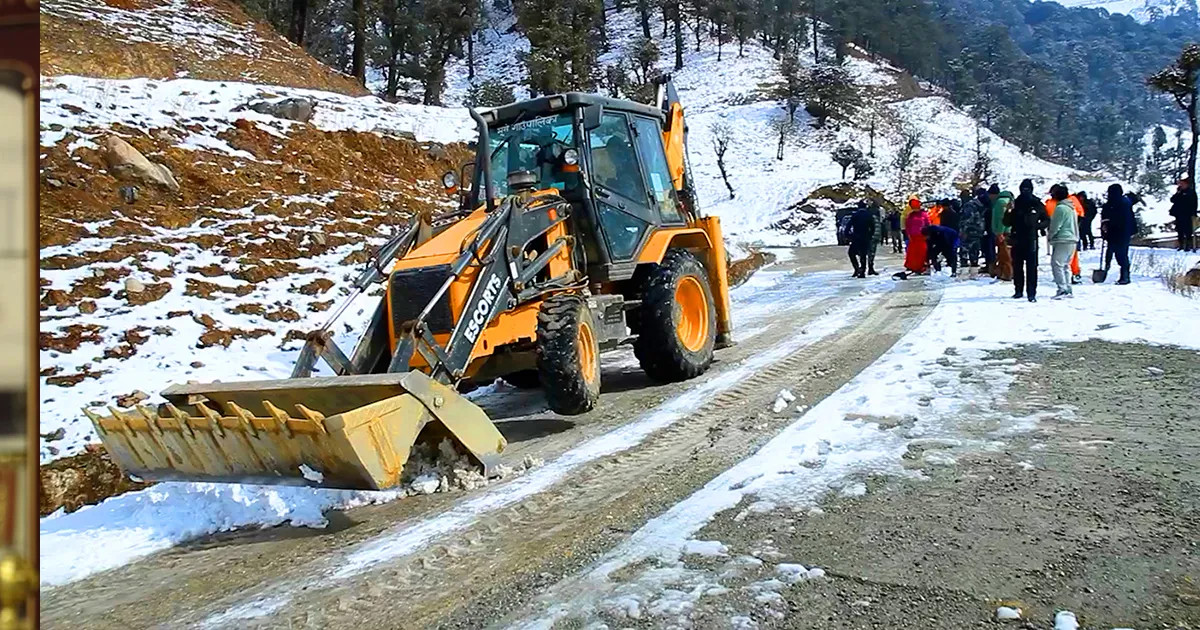 मध्यपहाडी लोकमार्गमा हिउँमा फसेका २५० यात्रुको उद्धार