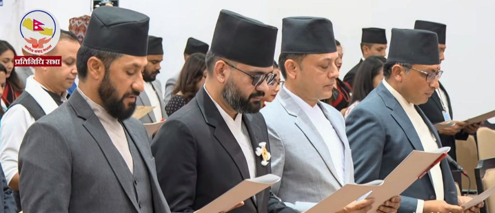 नवनिर्वाचित सांसदहरूले लिए शपथ