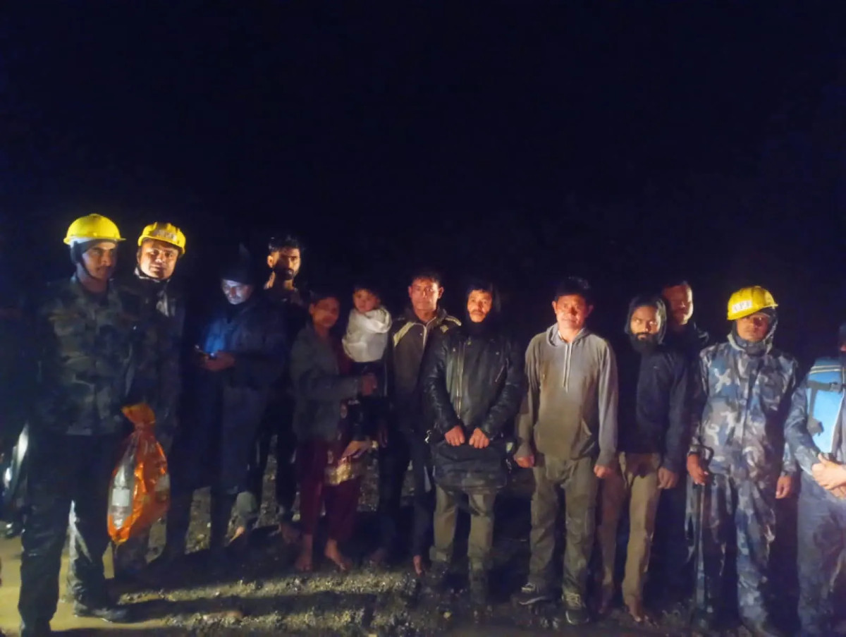 रोशी खोलामा आएको बाढीले बगाउँदा एक मजदुरको मृत्यु, ७ जनाको उद्धार