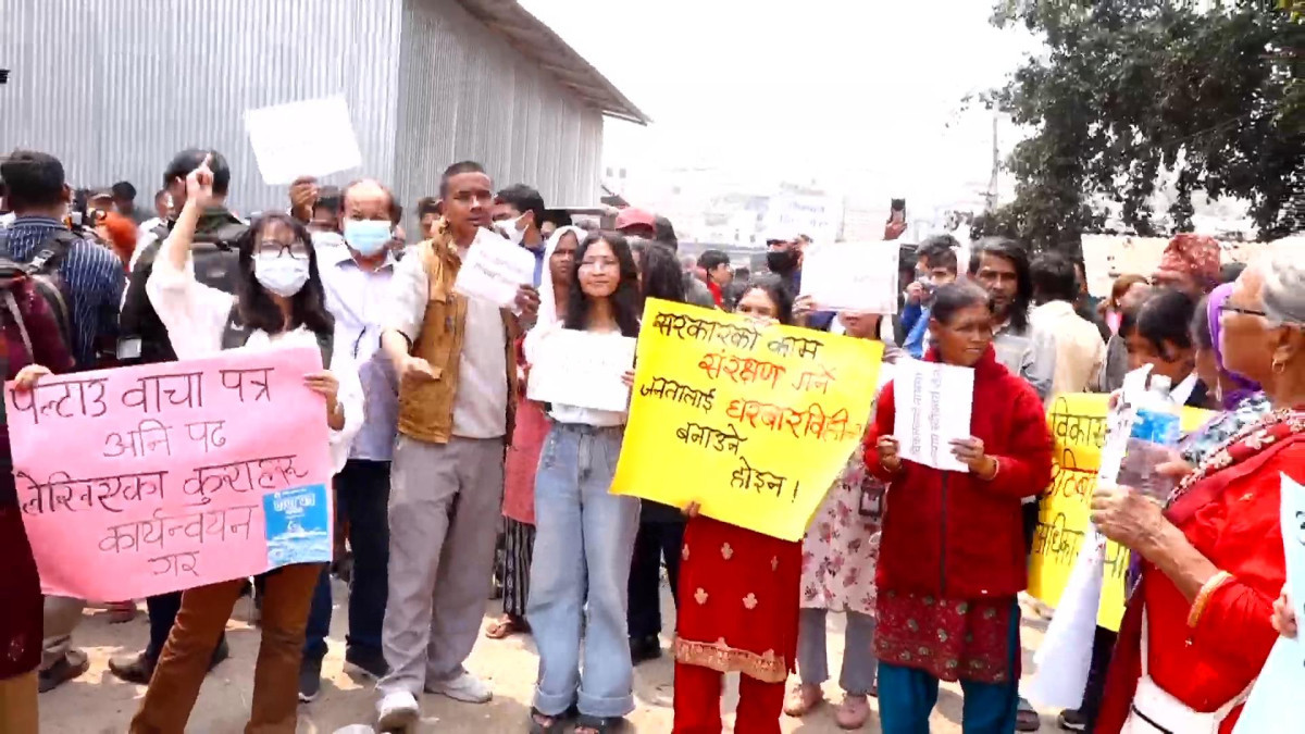 बालेन सरकारविरूद्ध सुकुम्बासी बस्तीमा चर्काे नाराबाजीसहित प्रदर्शन