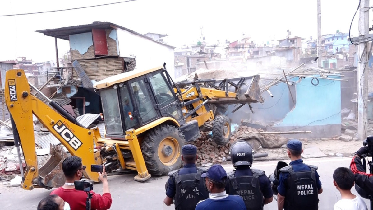 काठमाडौंमा अतिक्रमित बस्ती हटाउने अभियान तीव्र, विभिन्न स्थानमा डोजर चलाइयो