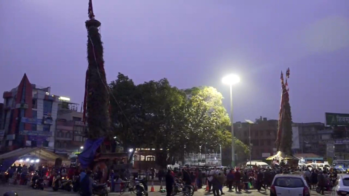 लगनखेलमा रातो मत्स्येन्द्रनाथको पूजा गर्ने भक्तजनको घुइँचो