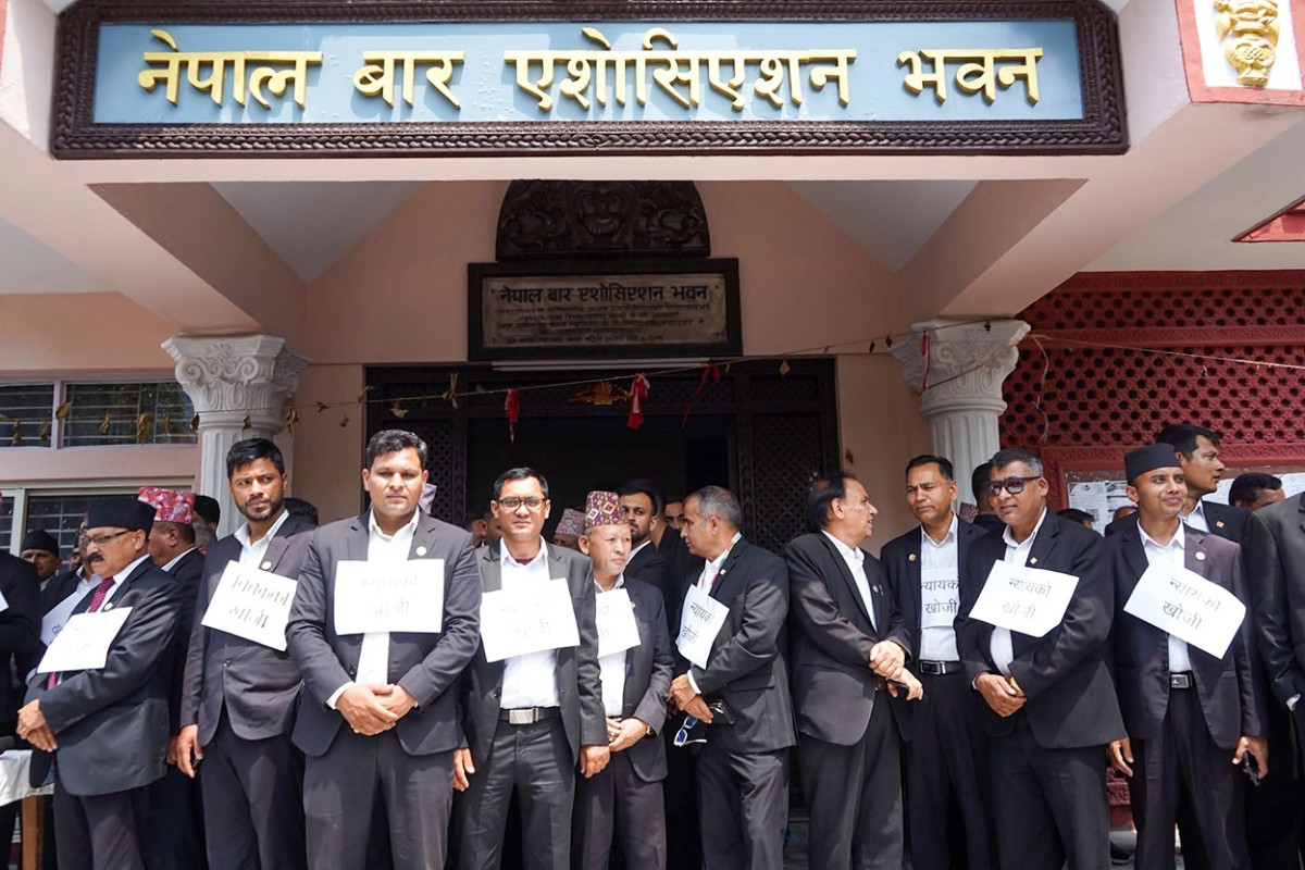 रिट दर्ता अस्वीकारको विरोधमा बारको लालटिन प्रदर्शन