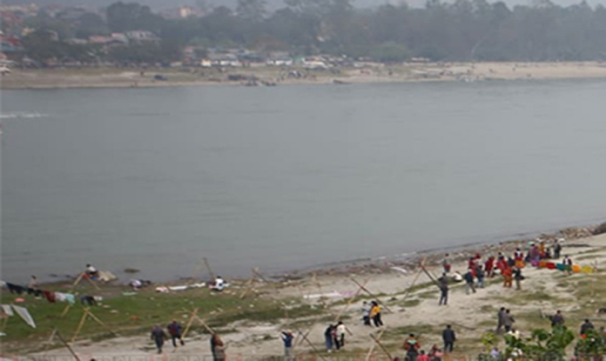 सुरक्षाकर्मी चढेको डुङ्गा नारायणी नदीमा पल्टिएपछि…