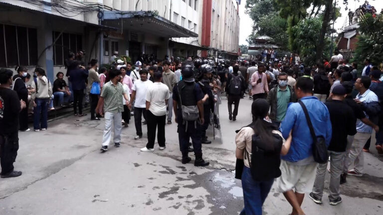 आत्मदाह प्रयास गरेका गणेशको मृत्युपछि वीर अस्पताल अगाडि प्रदर्शन