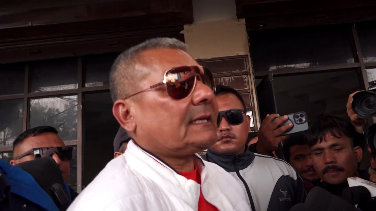 विमानस्थलभित्र पत्रकार सम्मेलन गर्न खोजेपछि दुर्गा प्रसाईं नियन्त्रणमा
