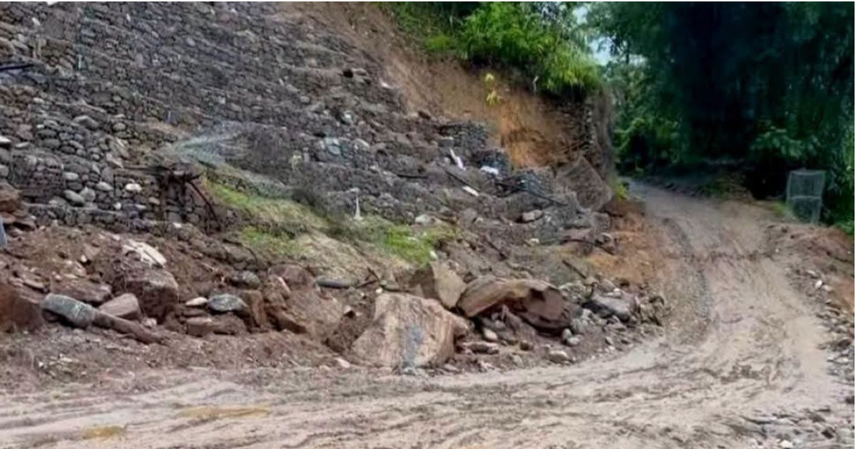 इलामको गोलाखर्क-राजदुवाली सडकखण्ड भासिएपछि, सवारी आवागमन बन्द