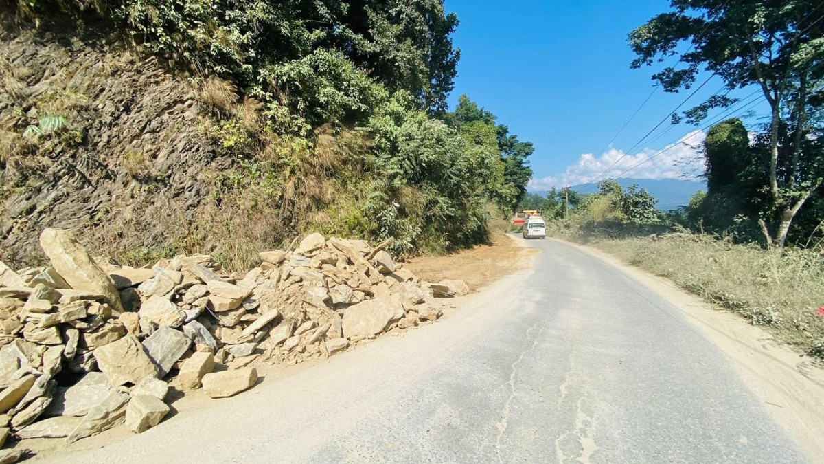 हेटौँडादेखि काठमाडौं जाने दुई सडकमा सवारी आवागमनमा रोक