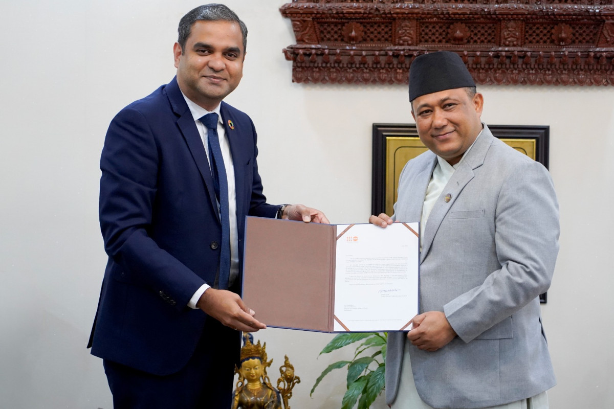 नेपालका लागि संयुक्त राष्ट्रसङ्घीय जनसङ्ख्या कोषका नवनियुक्त प्रतिनिधि हरि दासद्वारा परराष्ट्रमन्त्रीसमक्ष ओहदाको प्रमाणपत्र पेश
