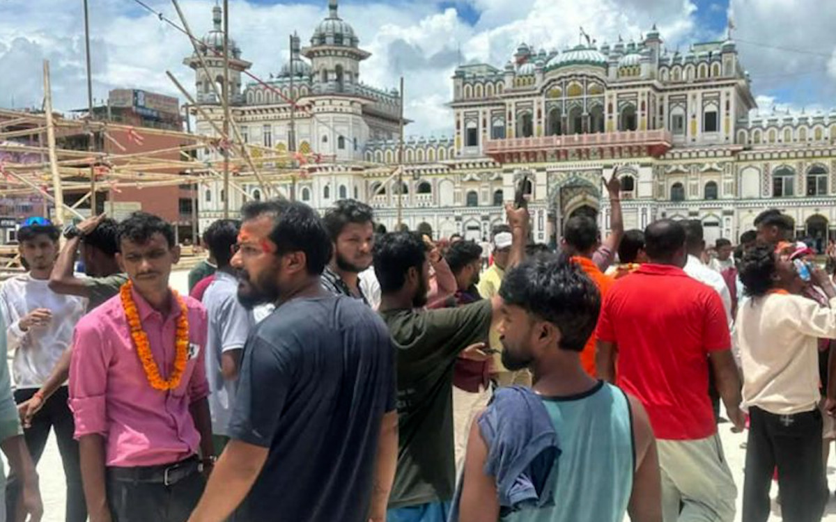 हर्क साम्पाङलाई स्वागत गर्न पुगेका कार्यकर्ता जानकी मन्दिरबाट लखेटिए