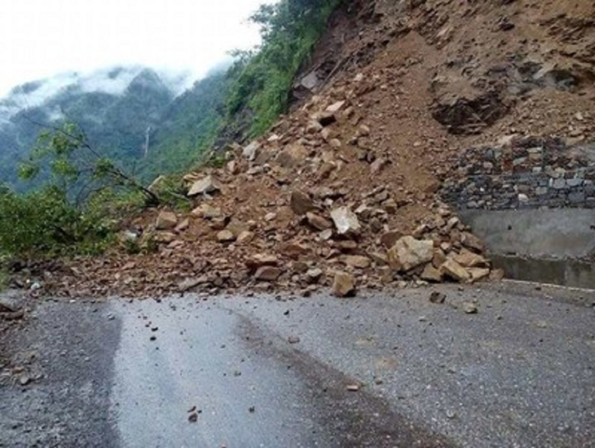 सुक्खा पहिरोबाट कर्णाली राजमार्ग अवरुद्ध