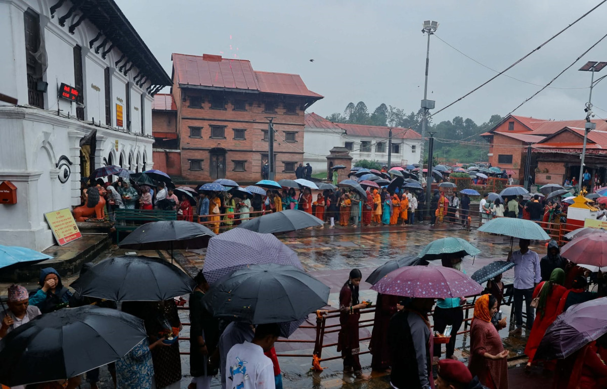 साउने झरी झेल्दै पशुपतिनाथमा दर्शनार्थीको घुइँचो