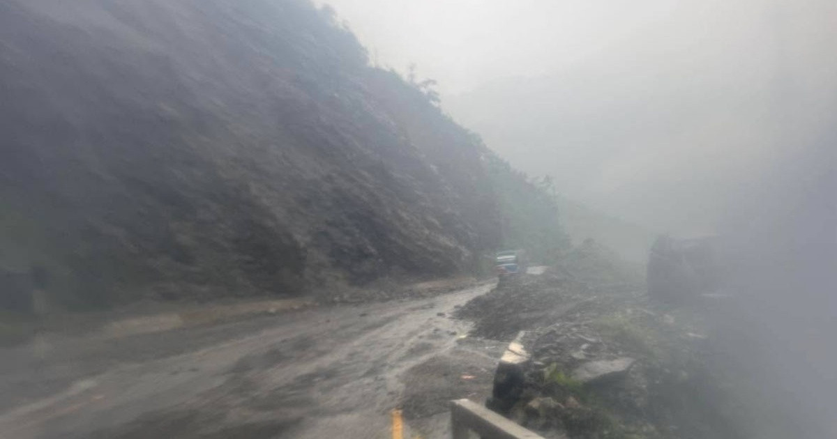 नारायणगढ-मुग्लिन सडकखण्डमा पहिरो खसेपछि यातायात सेवा प्रभावित