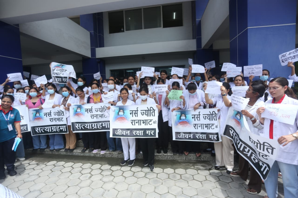 स्वास्थ्यकर्मीहरूद्वारा अनशनरत नर्स रानाभाटको समर्थनमा वीर अस्पताल परिसरमा प्रदर्शन १५ बुँदे माग सम्बोधन गर्न आग्रह