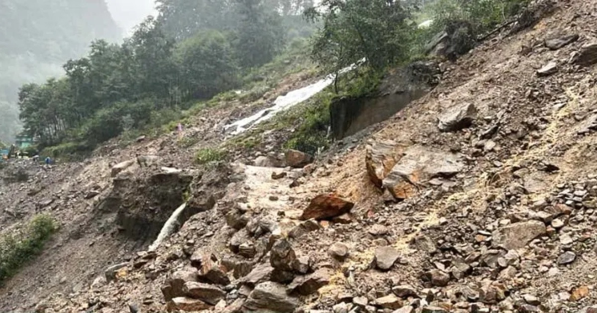 तातोपानी भन्सार क्षेत्रमा सुक्खा पहिरो, बीओपीमा क्षति