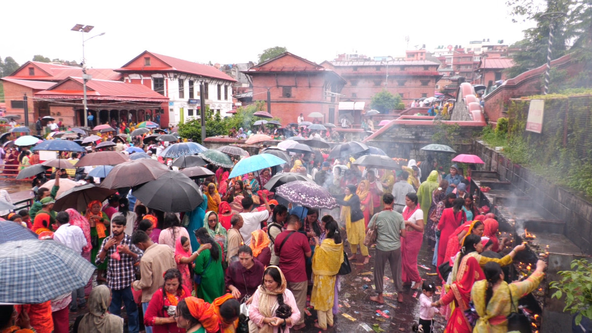 श्रावणको चाैथाे सोमबार बिहानैदेखि पशुपतिनाथ मन्दिरमा दर्शनार्थीको घुइँचो
