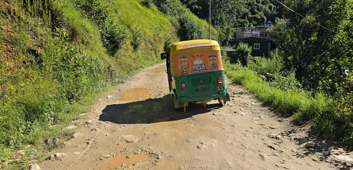 नौ वर्षपछि ओखलढुङ्गा –रुम्जाटार सडक पुनः कालोपत्र गरिँदै