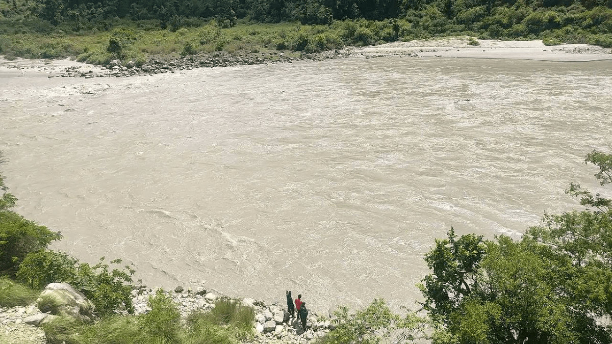 भेरी नदीमा जिप खस्दा दुई जना बेपत्ता, दुई जना घाइते