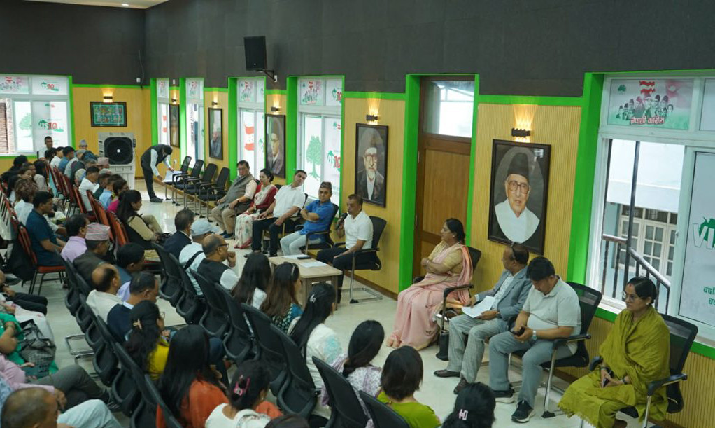 सानेपा बैठक सुरु गर्दै सभापति थापाले गरे देउवाको स्वागत