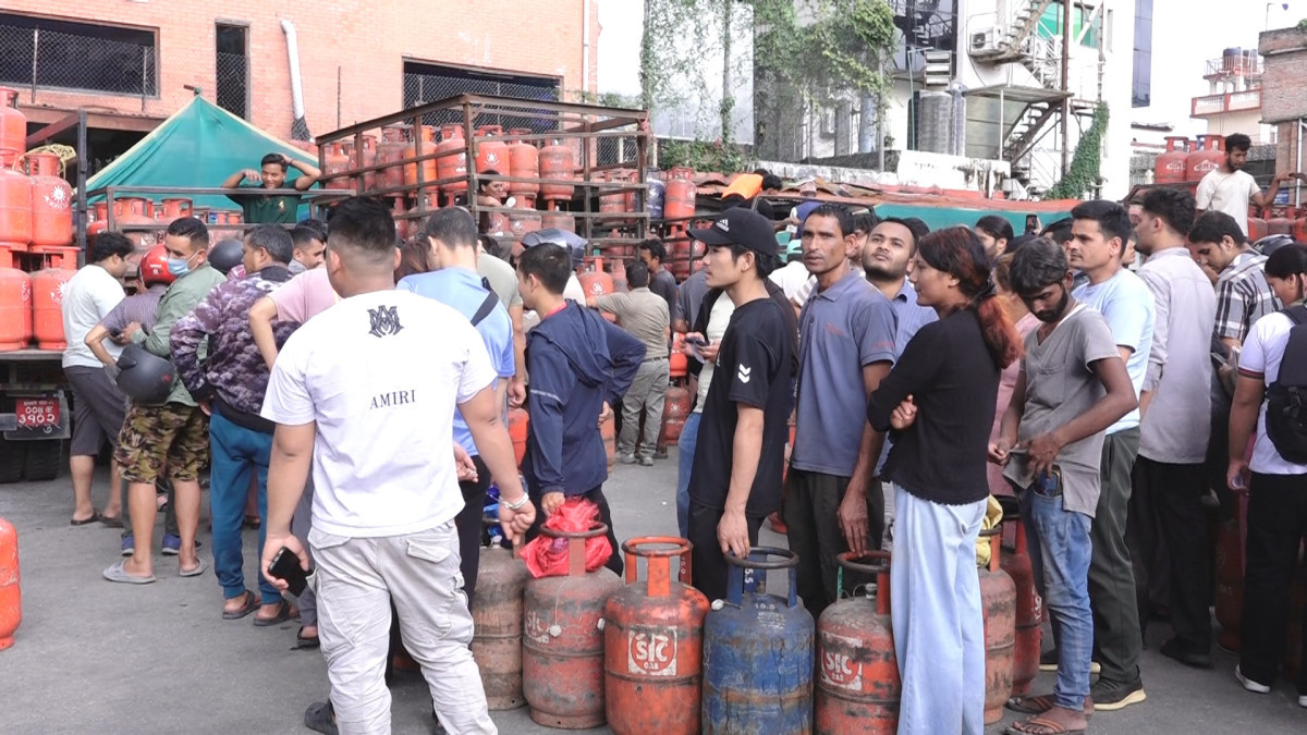 लामवद्ध नागरिक भन्छन् : दिनभर कुर्दा पनि ग्यास पाएनौँ