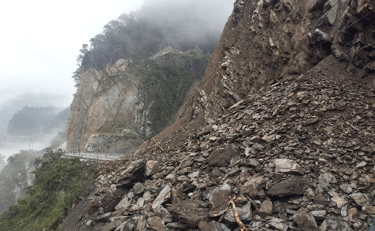 छिर्कनेमा पहिरोले सवारीसाधन आवतजावत गर्न असहज