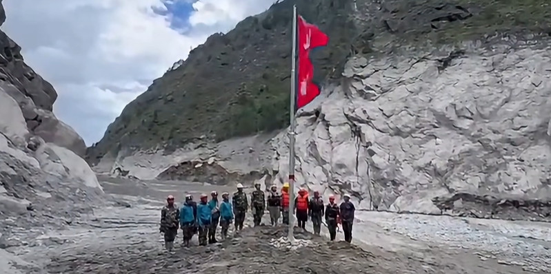 टिमुरेस्थित नेपाल–चीन सीमामा राष्ट्रिय झण्डा पुनःस्थापित गरियो