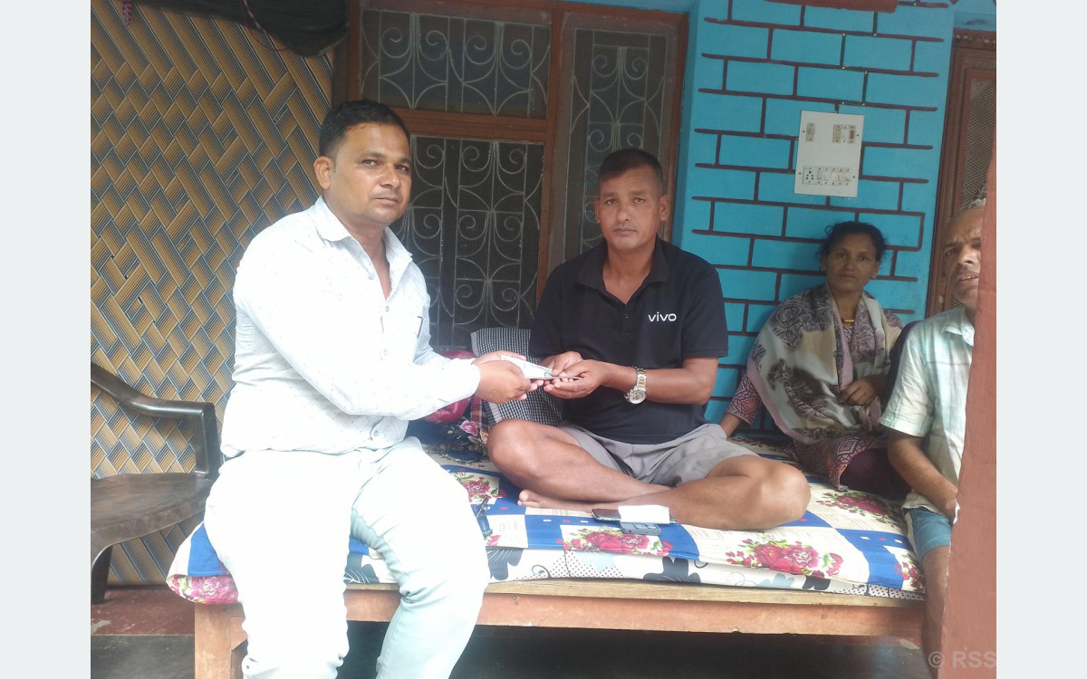 भोटेकोशी बाढीः शोकमा डुबेका अनलाललाई साथ दिँदै वडावासी
