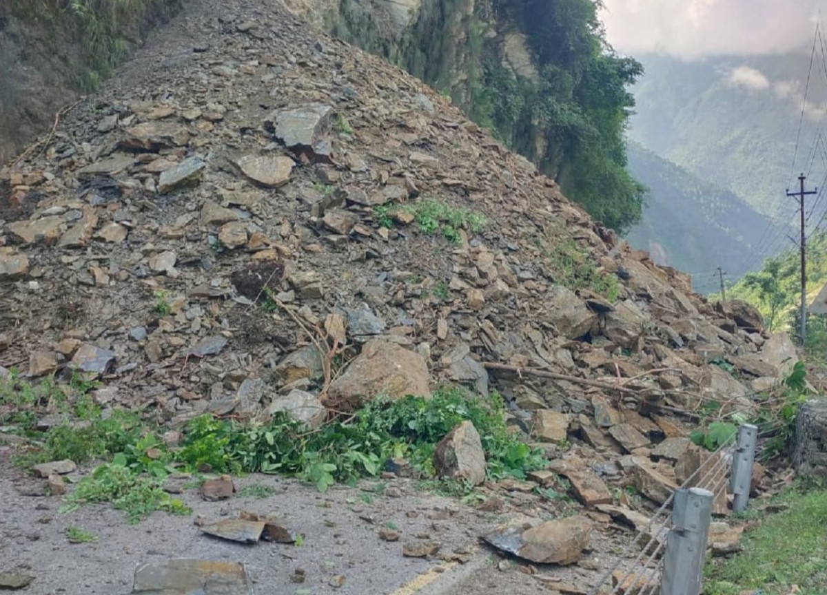 पहिरो खस्दा महाकाली राजमार्ग अवरुद्ध