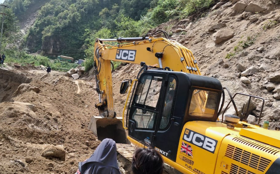 कान्ति राजमार्गको टाकुर्चेमा पहिरोका कारण सडक क्षतिग्रस्त, मर्मत तथा विस्तार कार्य जारी