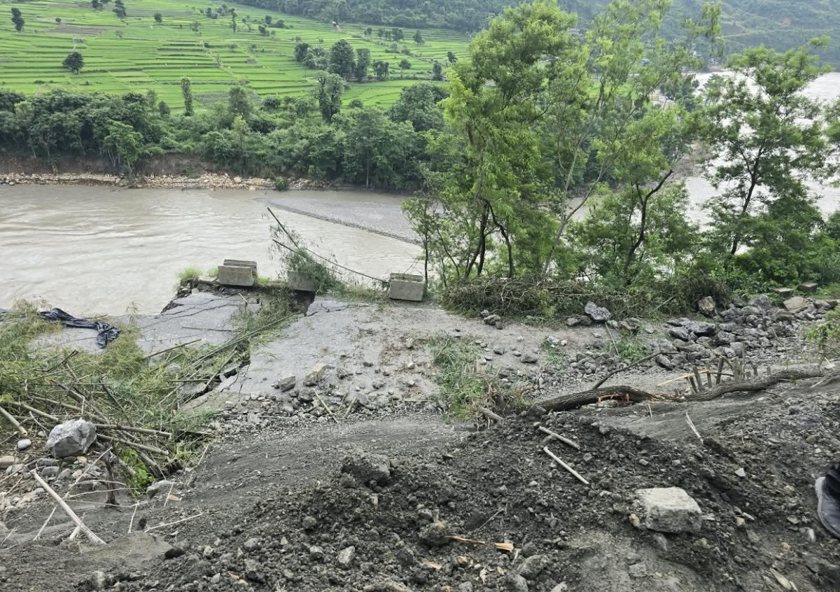 पृथ्वी राजमार्ग अवरुद्ध: पर्यटक बस सञ्चालनमा समस्या