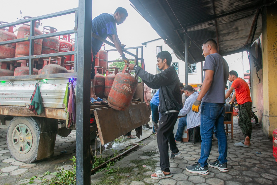 त्रिपन्न हजारभन्दा बढी ग्यास सिलिन्डर काठमाडौँ पठाइयो