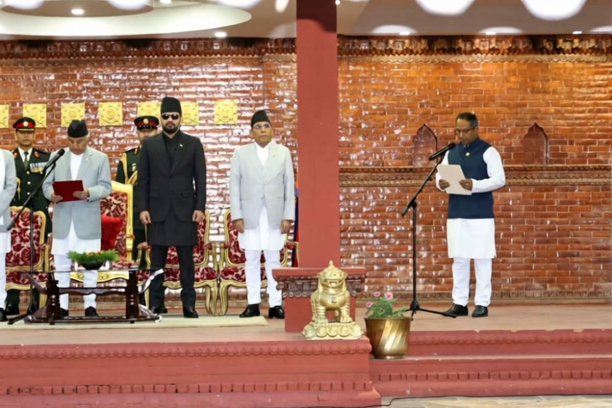 दीपक साहले लिए उद्योगमन्त्रीको शपथ