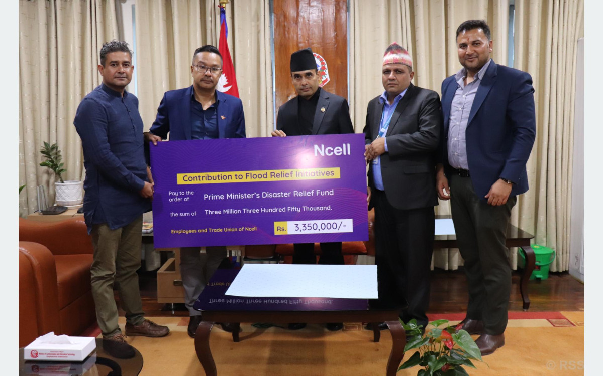 भोटेकोशी बाढीप्रभावितका लागि एनसेल कर्मचारीद्वारा ३३ लाख ५० हजार सहयोग