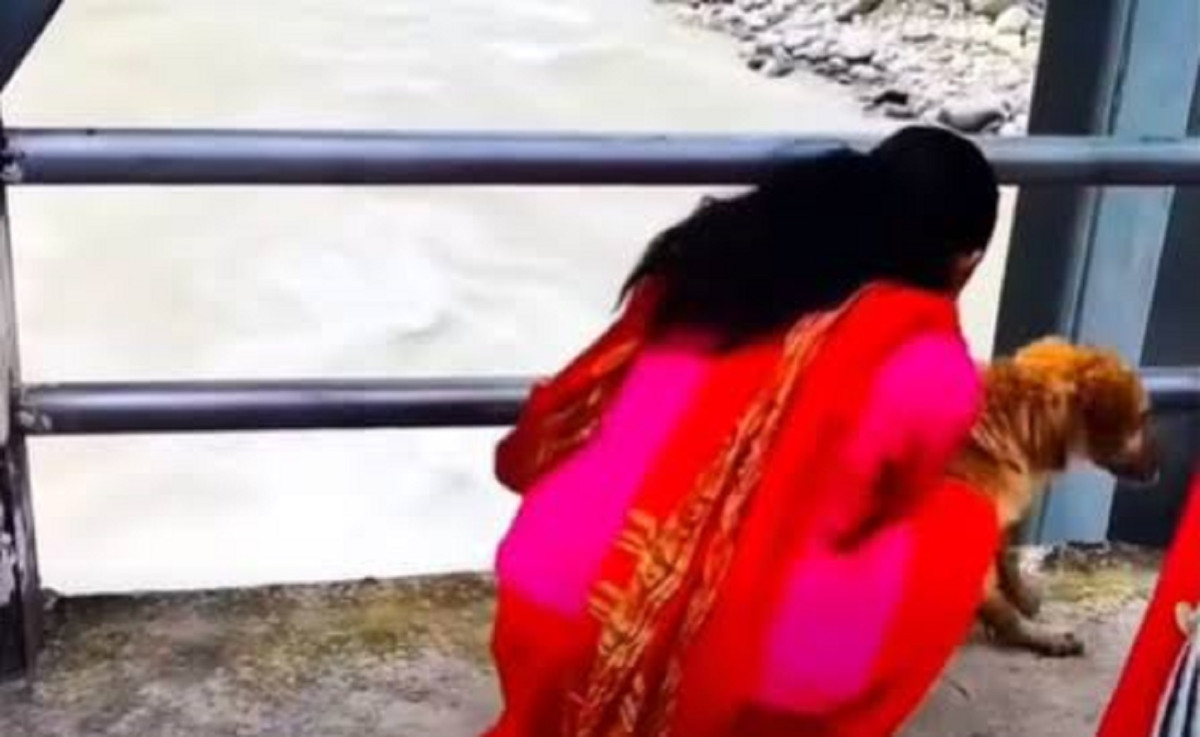 सेती नदीमा कुकुर खसाल्ने महिला पक्राउ