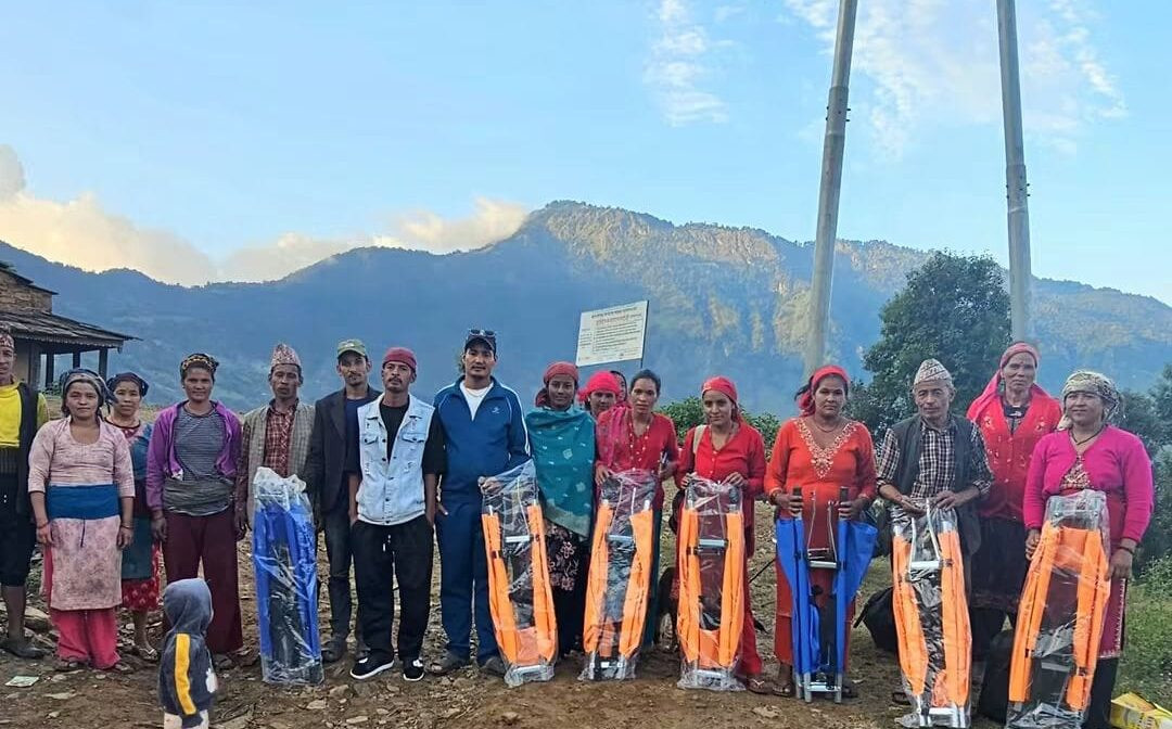 जाजरकोटका प्रवासी युवाको सामूहिक पहलमा गाउँलाई स्ट्रेचर उपहार